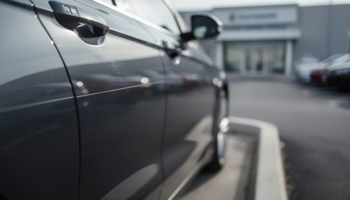 découvrez comment une rayure invisible lors d'une location de voiture peut vous coûter jusqu'à 1000€ en frais cachés. apprenez à vous protéger contre cette arnaque courante.