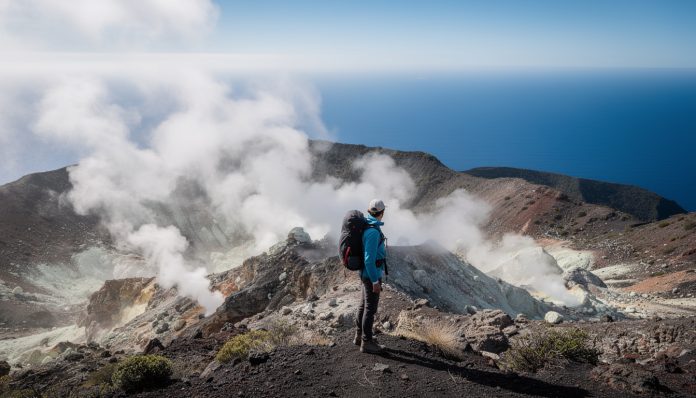 découvrez la randonnée au sommet de la soufrière, un voyage unique entre fumerolles mystérieuses et panoramas azur à couper le souffle pour une aventure inoubliable.